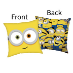 Produktgrafik der Vorder- und Rückseite des Minions-Kissens mit Wendemotiv und Beschriftung „Front“ und „Back“.