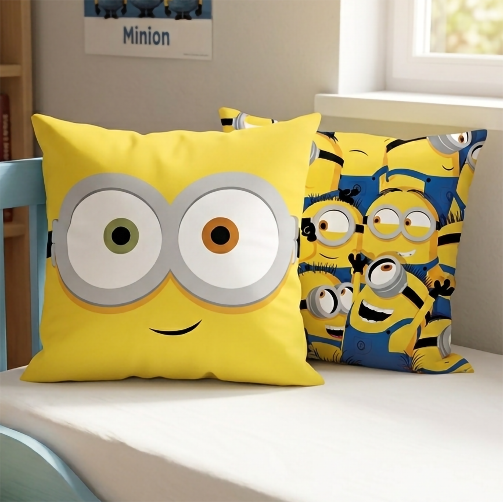 Nahaufnahme beider Kissenseiten mit Minion-Gesicht und Minions-Muster auf einem Kinderbett platziert.