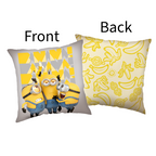 Produktgrafik der Vorder- und Rückseite des Minions-Kissens mit Beschriftung „Front“ und „Back“.
