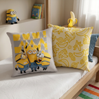 Nahaufnahme der Vorder- und Rückseite des Minions-Wendekissens auf einem Bett platziert.