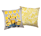 Freigestelltes Minions-Wendekissen vor schwarzem Hintergrund mit drei Minions vorne und gelbem Bananen-Muster hinten.