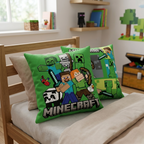 Nahaufnahme beider Wendemotive des grünen Minecraft-Kissens mit Steve, Alex und Mobs auf einem Bett.