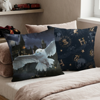 Nahaufnahme der Vorder- und Rückseite des Harry-Potter-Kissens mit Hedwig und Hogwarts-Muster auf einem Bett.