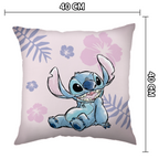 Produktgrafik der Vorder- und Rückseite des hellblauen Stitch-Kissens mit Pfeil und Beschriftung „Front“ und „Back“.