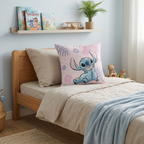 Komplettansicht eines hellblau dekorierten Kinderbetts mit beiden Wendemotiven des Disney-Stitch-Kissens.