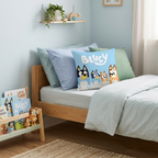 Komplettansicht eines Kinderbetts mit der blauen Vorderseite des Bluey-Familienkissens.