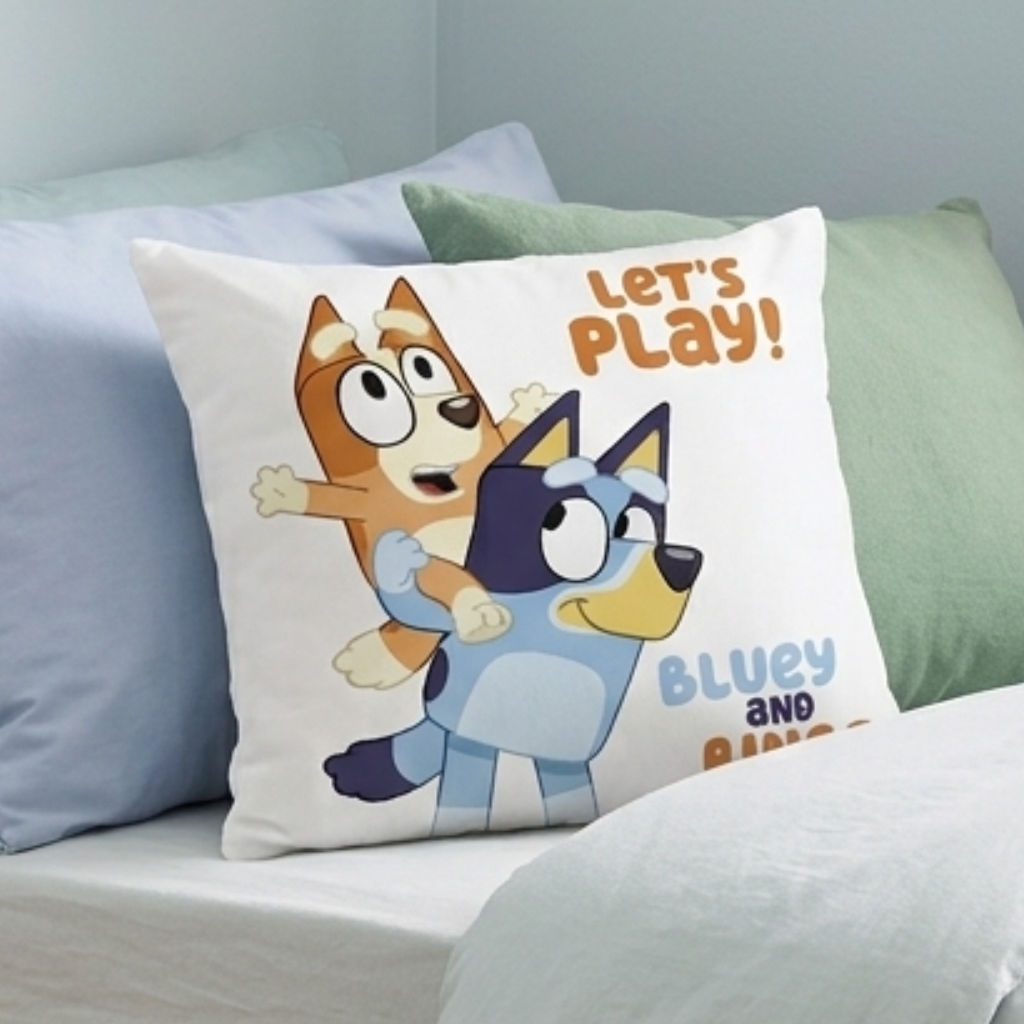 Nahaufnahme der weißen Rückseite des Bluey-Kissens mit Bluey und Bingo auf einem Bett.
