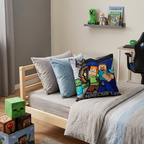 Komplettansicht eines Kinderzimmers im Minecraft-Design mit Deko-Kissen auf dem Holzbett.