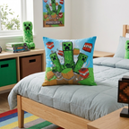 Nahaufnahme der blauen Rückseite des Minecraft-Kissens mit Creeper- und TNT-Motiv auf einem Bett.