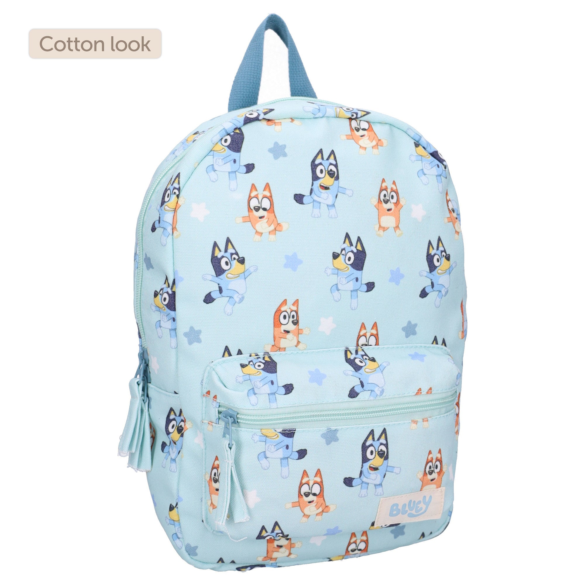 Schräge Frontansicht des hellblauen Bluey Rucksacks in Baumwoll-Optik vor weißem Hintergrund. Rucksack Bluey Style Legends Kinderrucksack Hellblau 33 cm