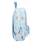 Seitenansicht des hellblauen Rucksacks im Bluey-Design mit Reißverschluss-Vortasche und Zierquasten. Rucksack Bluey Style Legends Kinderrucksack Hellblau 33 cm