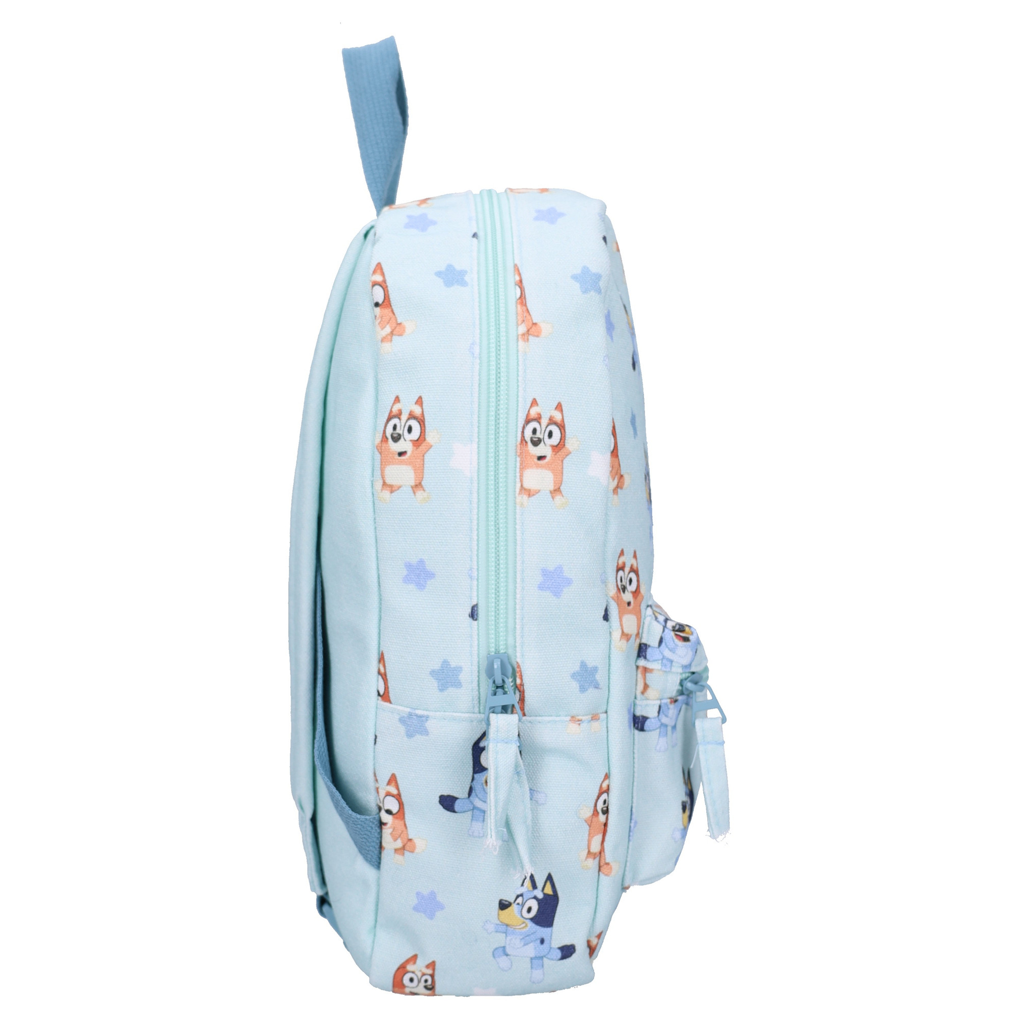 Seitenansicht des hellblauen Rucksacks im Bluey-Design mit Reißverschluss-Vortasche und Zierquasten. Rucksack Bluey Style Legends Kinderrucksack Hellblau 33 cm