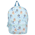 Frontalansicht des hellblauen Kinderrucksacks mit Bluey & Bingo All-over-Print und Aufnäher. Rucksack Bluey Style Legends Kinderrucksack Hellblau 33 cm