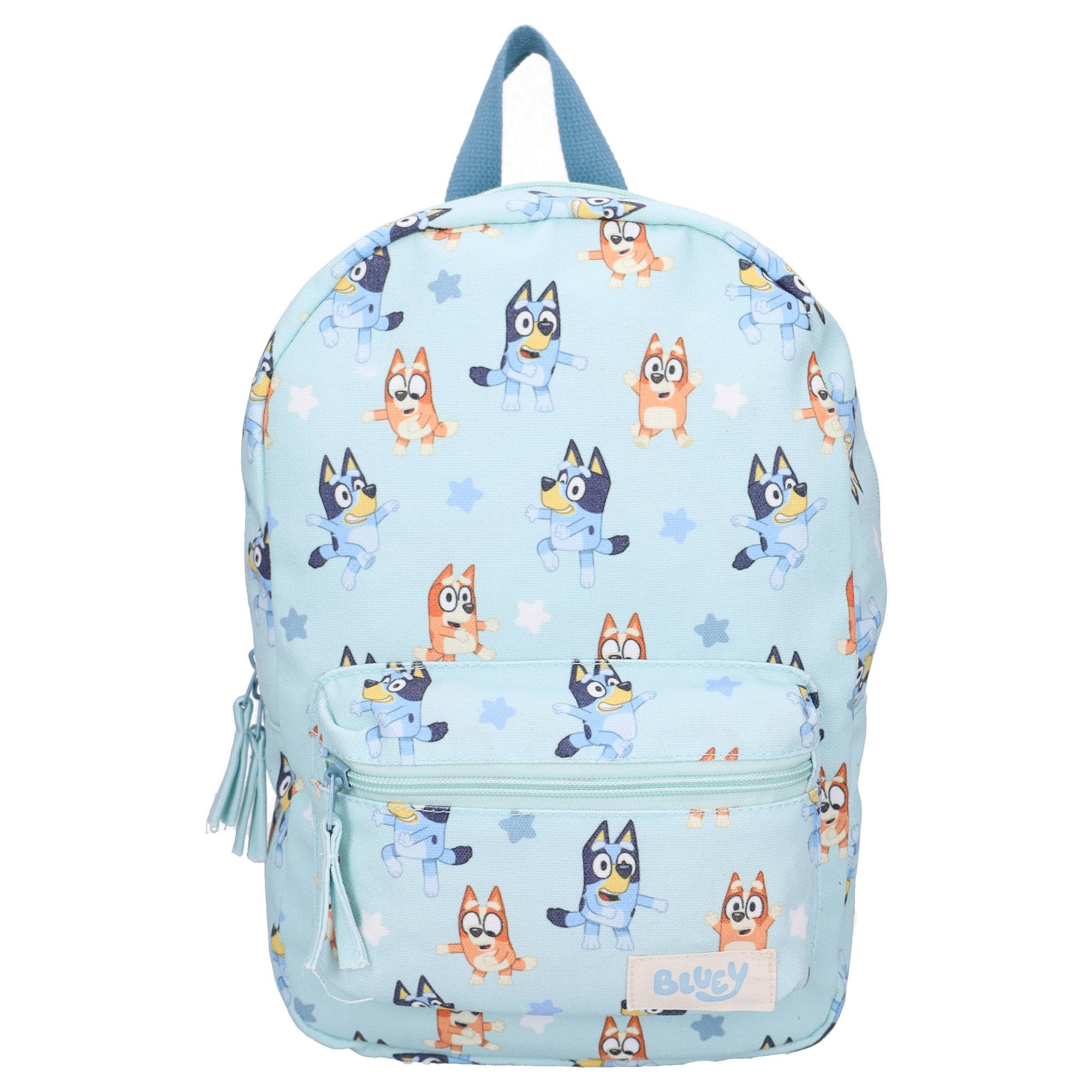 Frontalansicht des hellblauen Kinderrucksacks mit Bluey & Bingo All-over-Print und Aufnäher. Rucksack Bluey Style Legends Kinderrucksack Hellblau 33 cm