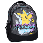 Schräge Frontansicht des grauen Pokémon Rucksacks mit Pikachu-Graffiti-Motiv vor weißem Hintergrund.