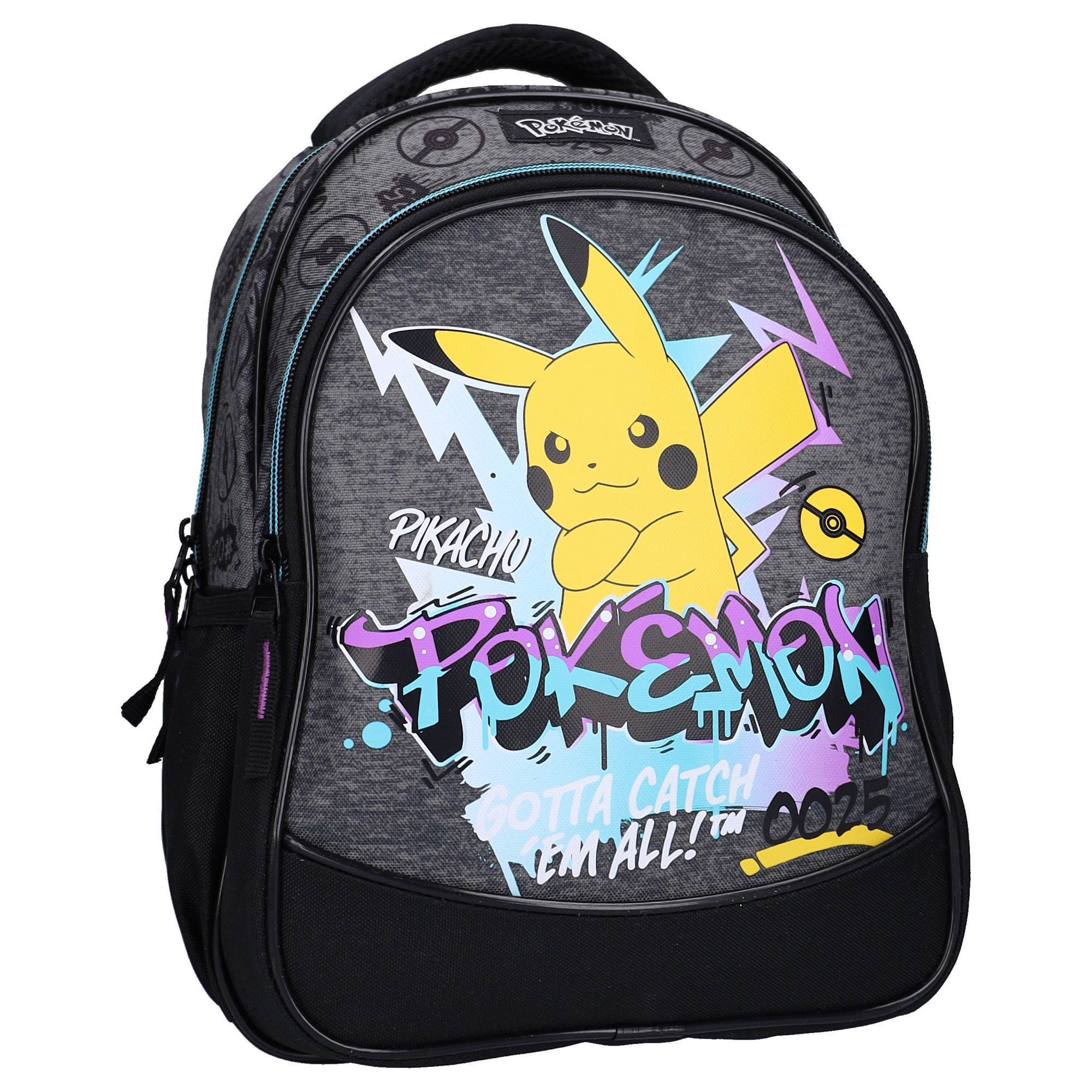 Schräge Frontansicht des grauen Pokémon Rucksacks mit Pikachu-Graffiti-Motiv vor weißem Hintergrund.