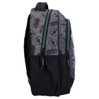 Seitenansicht des Pokémon Schulrucksacks mit Pokéball-Muster, blauen Reißverschlüssen und Netztasche.