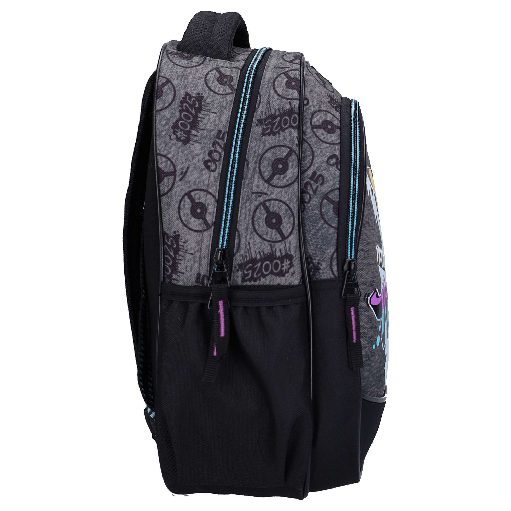 Seitenansicht des Pokémon Schulrucksacks mit Pokéball-Muster, blauen Reißverschlüssen und Netztasche.