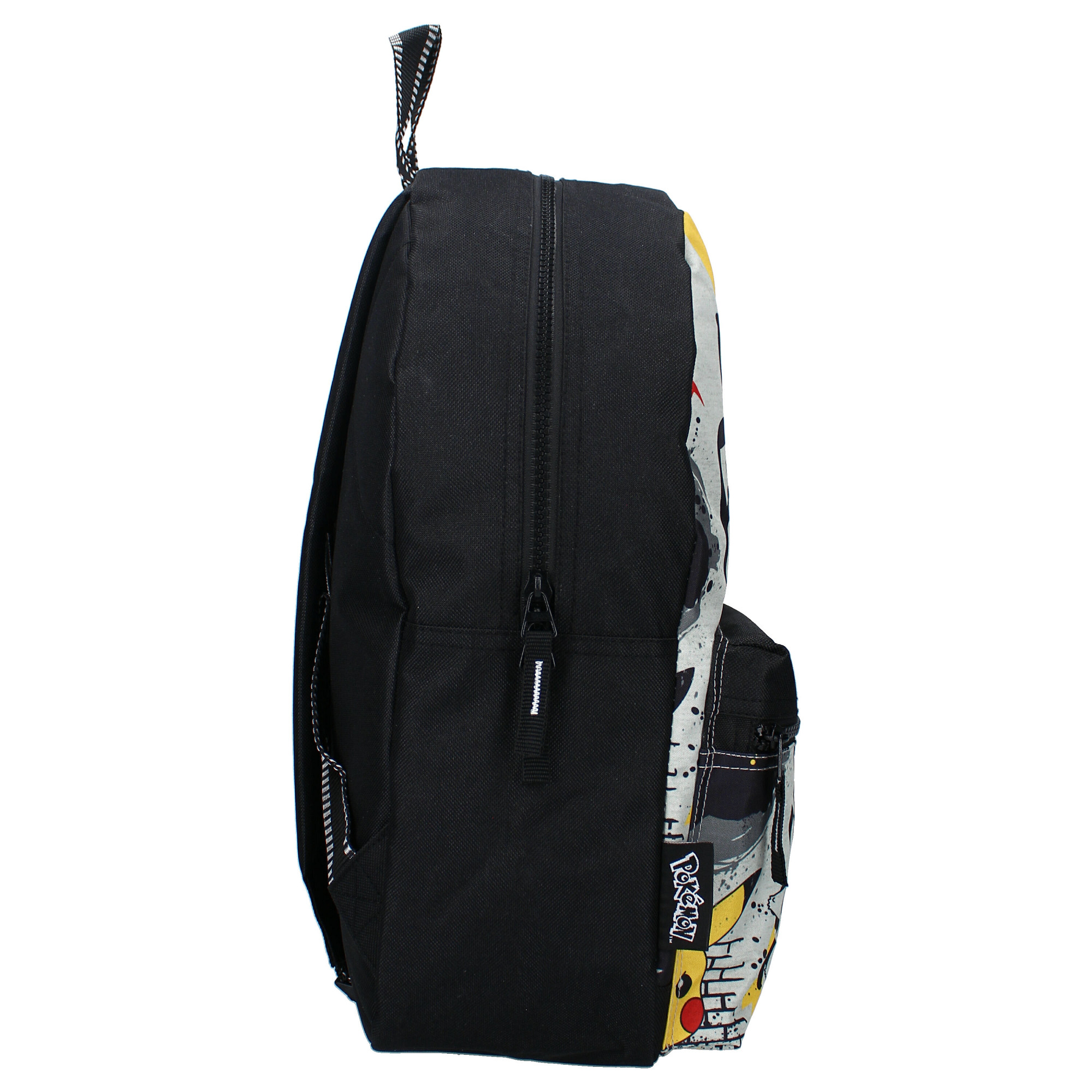 Seitenansicht des schwarzen Pokémon Rucksacks mit Marken-Tag, Hauptfach-Reißverschluss und schwarzer Vortasche.