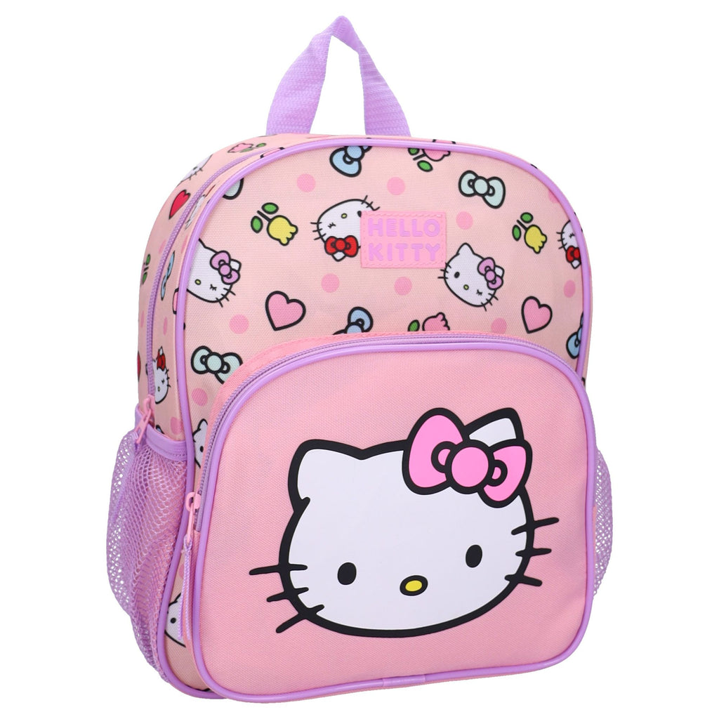 Schräge Frontansicht des rosa Hello Kitty Rucksacks mit Allover-Muster und großem Gesicht auf der Vortasche.