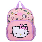 Frontalansicht des Kinderrucksacks mit Hello Kitty Gesicht auf der Fronttasche und Allover-Print oben.