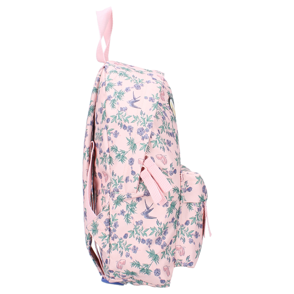 Seitenansicht des rosa Kinderrucksacks mit zartem Blumen- und Schmetterlingsmuster sowie Reißverschluss-Vortasche.