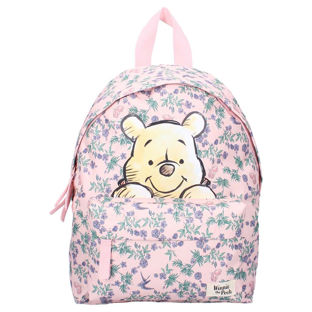 Frontalansicht des Winnie Puuh Rucksacks mit schauendem Bären-Motiv über der Fronttasche und „Winnie the Pooh“-Logo.