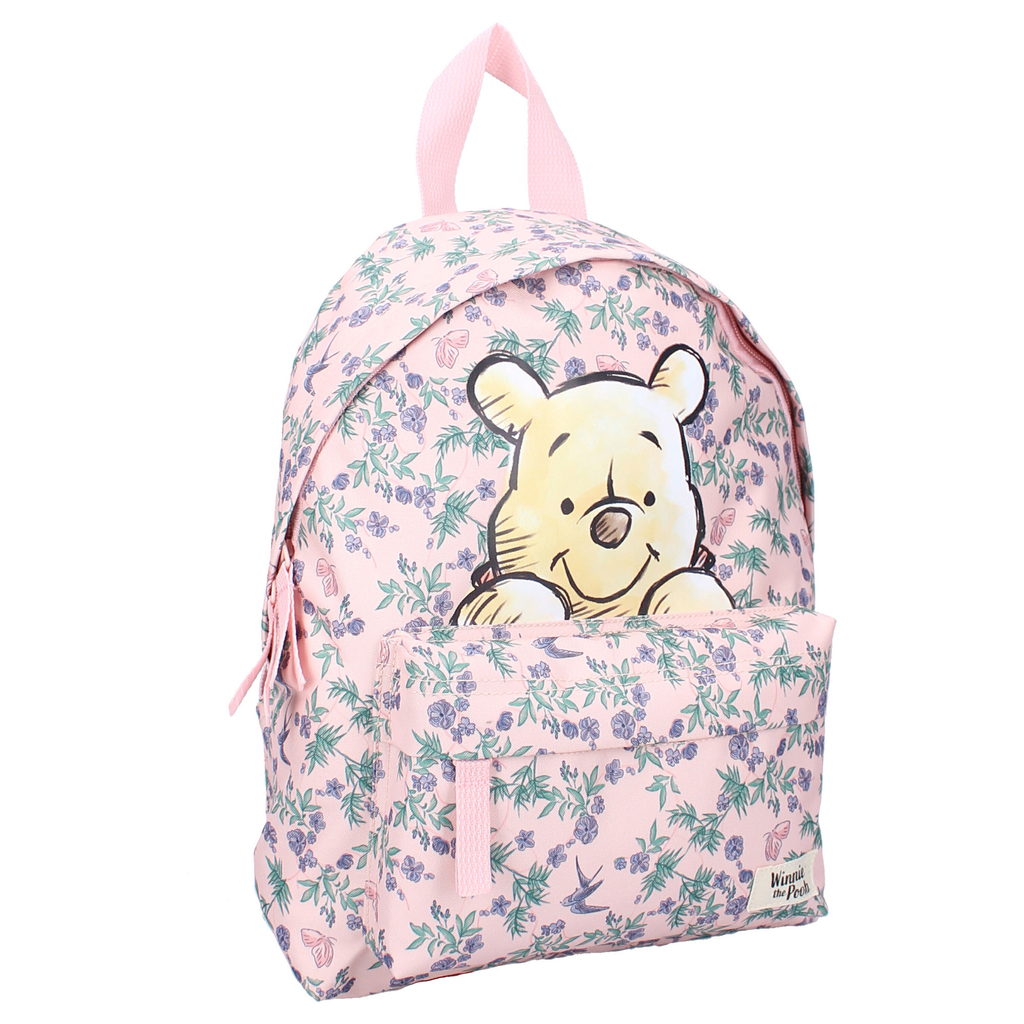 Schräge Frontansicht des rosa Winnie Puuh Rucksacks im floralen Design vor weißem Hintergrund.