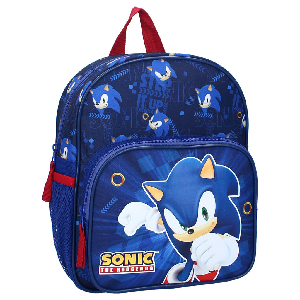 Blauer Kinderrucksack mit großem Sonic-Motiv auf der Fronttasche und Allover-Muster im oberen Bereich, leicht schräg dargestellt.