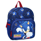 Blauer Kinderrucksack mit großem Sonic-Motiv auf der Fronttasche und Allover-Muster im oberen Bereich, leicht schräg dargestellt.