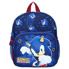Vorderansicht des blauen Sonic-Kinderrucksacks mit roter Trageschlaufe, Vortasche mit Sonic-Print und rotem Reißverschlussband.