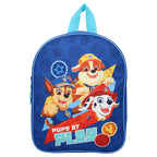 Frontalansicht des blauen Paw Patrol Rucksacks mit „Pups at Play“-Schriftzug und Hunde-Motiven.