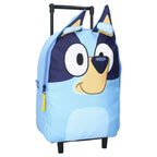 Schräge Frontansicht des blauen Bluey Trolley-Rucksacks mit Rollen und ausziehbarem Griff.