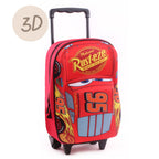 Schräge Detailansicht des roten Cars 3D Trolley Rucksack Piston Cup Kinder-Trolleys Rot 38 cm mit Lightning McQueen Motiv und Teleskopgriff.