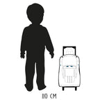 Eine grafische Größendarstellung des roten Cars 3D Trolley Rucksack Piston Cup Kinder-Trolleys Rot 38 cm neben der Silhouette eines Kindes.