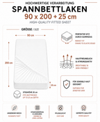 Eine informative Produktgrafik für ein Spannbettlaken in den Maßen 90 x 200 + 25 cm mit Details zu Eigenschaften wie Gummizug, Atmungsaktivität, Eignung für sensible Haut und Pflegeleichtigkeit.