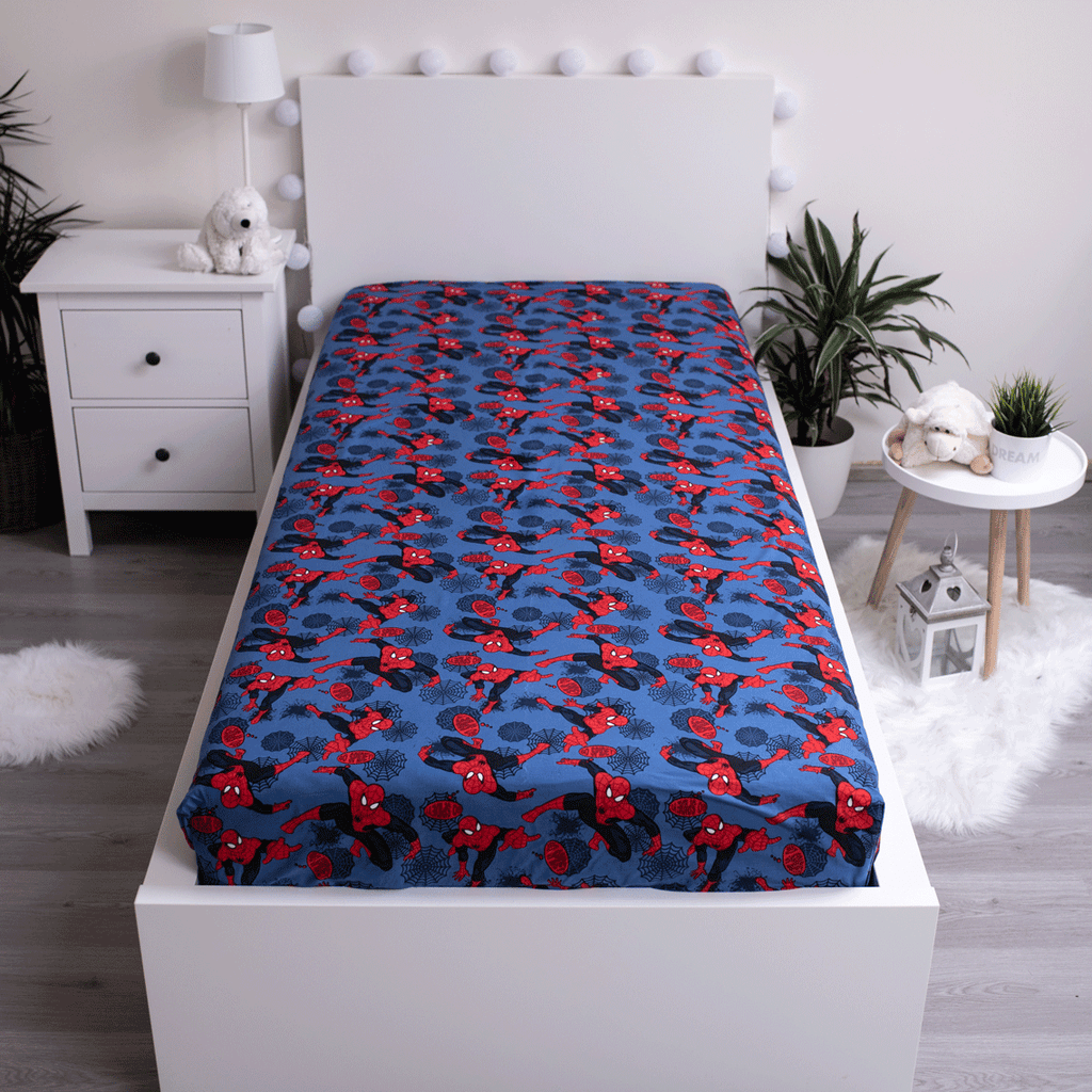 Spider-Man Spannbettlaken 90 x 200 + 25 cm 100% Baumwolle Blau auf einer Matratze gespannt.