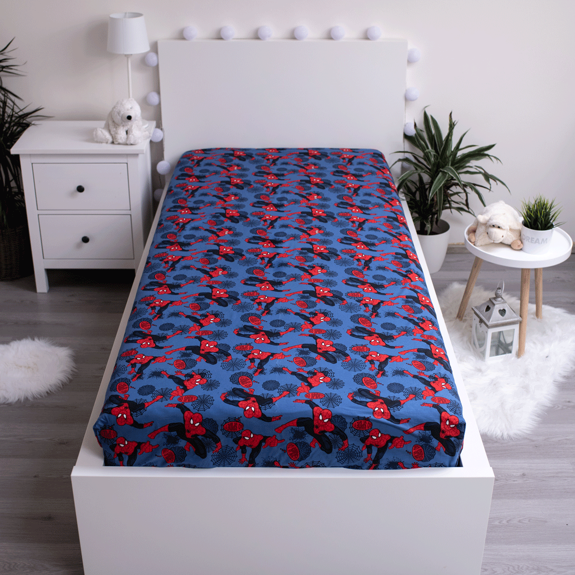 Spider-Man Spannbettlaken 90 x 200 + 25 cm 100% Baumwolle Blau auf einer Matratze gespannt.