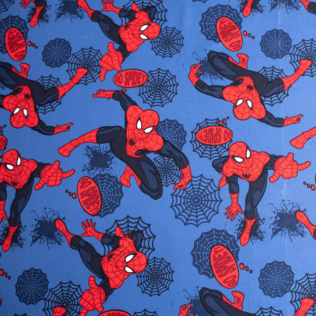 Nahaufnahme vom Design vom Spider-Man Spannbettlaken 90 x 200 + 25 cm 100% Baumwolle Blau