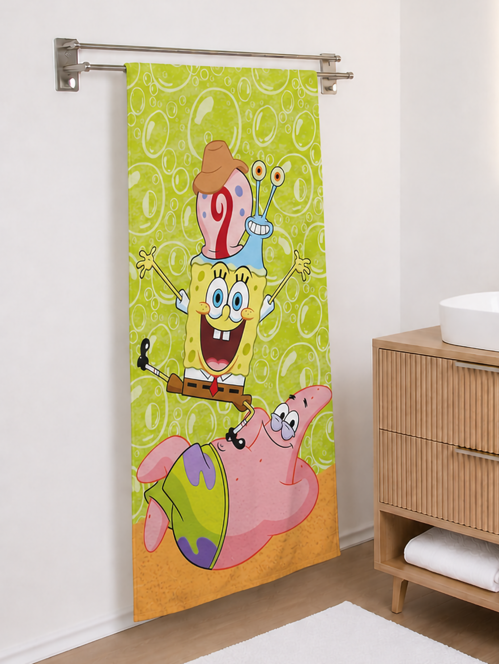 Ambiente Aufnahme vom SpongeBob Duschtuch Badetuch Strandtuch 70 x 140 cm 100% Baumwolle in einem Badezimmer.