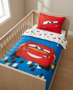 Ambiente Aufnahme vom Cars Babybettwäsche Set Lightning McQueen 100x140 cm 100% Baumwolle in einem Babybett.