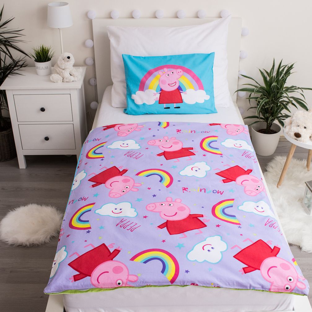 Ambiente Aufnahme von der Rückseite vom Babybettwäsche Set Peppa Pig Wutz 100x135 + 40x60 cm 100% Baumwolle