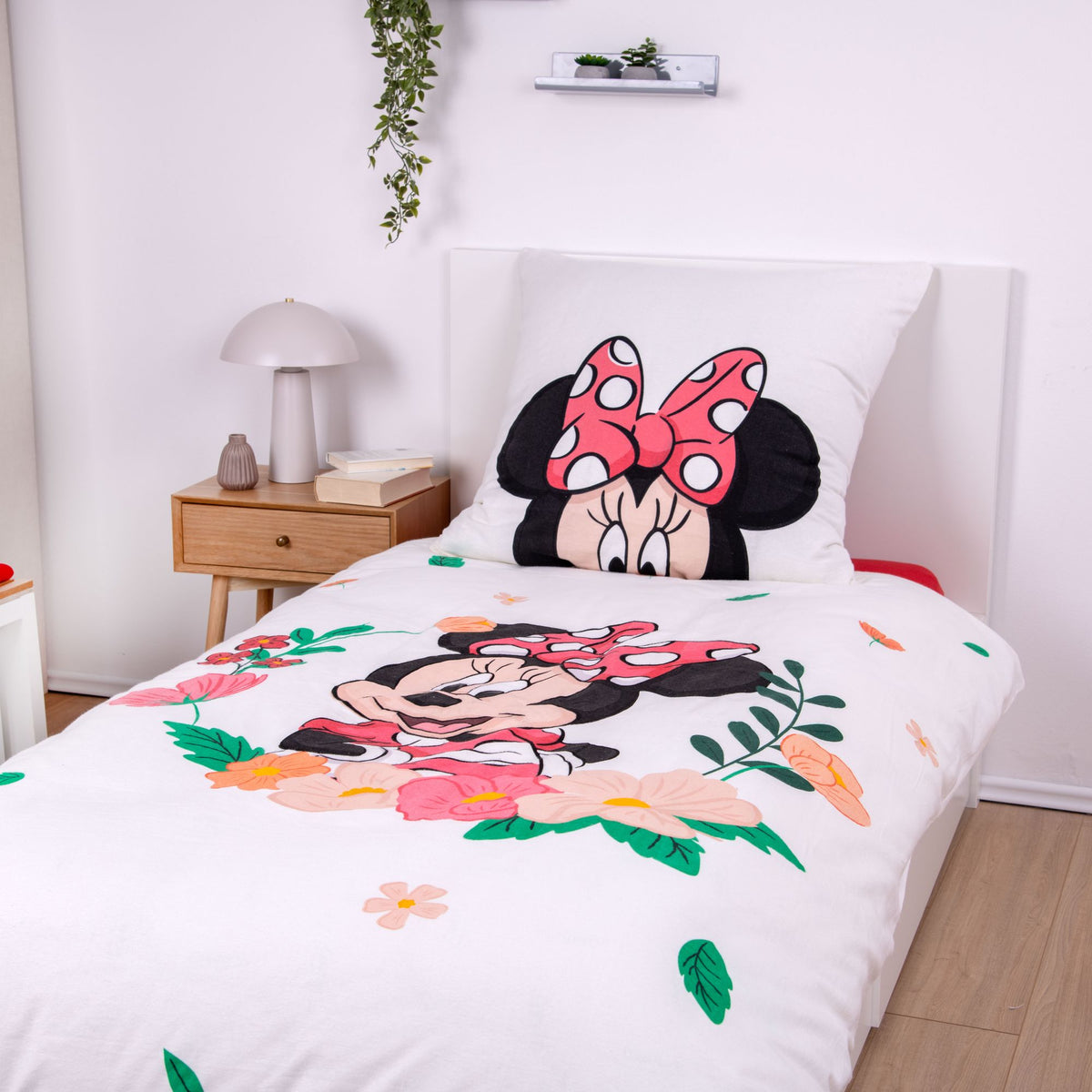 Ambiente Aufnahme der Vorderseite vom Design von der Disney's Minnie Mouse Flanell-Bettwäsche 135x200 + 80x80 cm Baumwolle