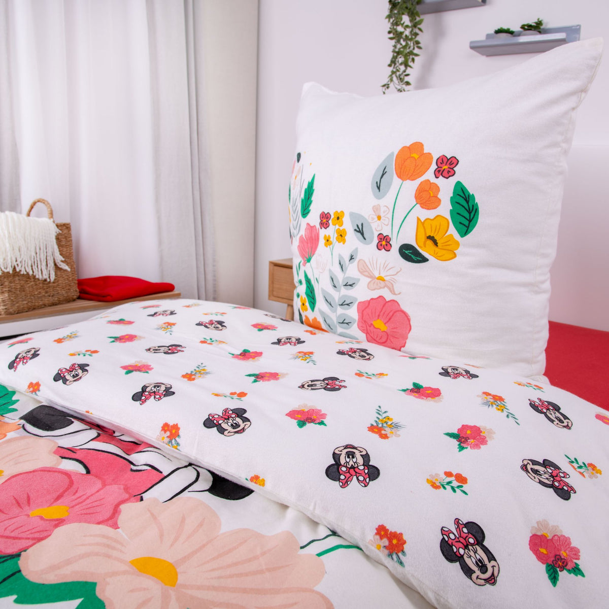 Nahaufnahme vom Kopfkissen mit dem umgeschlagenen Bettbezug von der Disney's Minnie Mouse Flanell-Bettwäsche 135x200 + 80x80 cm Baumwolle