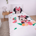 Ambiente Aufnahme der Vorderseite vom Design von der Disney's Minnie Mouse Flanell-Bettwäsche 135x200 + 80x80 cm Baumwolle. Leicht schräge Ansicht auf das Bett.