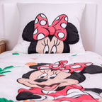 Nahaufnahme der Vorderseite vom Design von der Disney's Minnie Mouse Flanell-Bettwäsche 135x200 + 80x80 cm Baumwolle in einem Bett