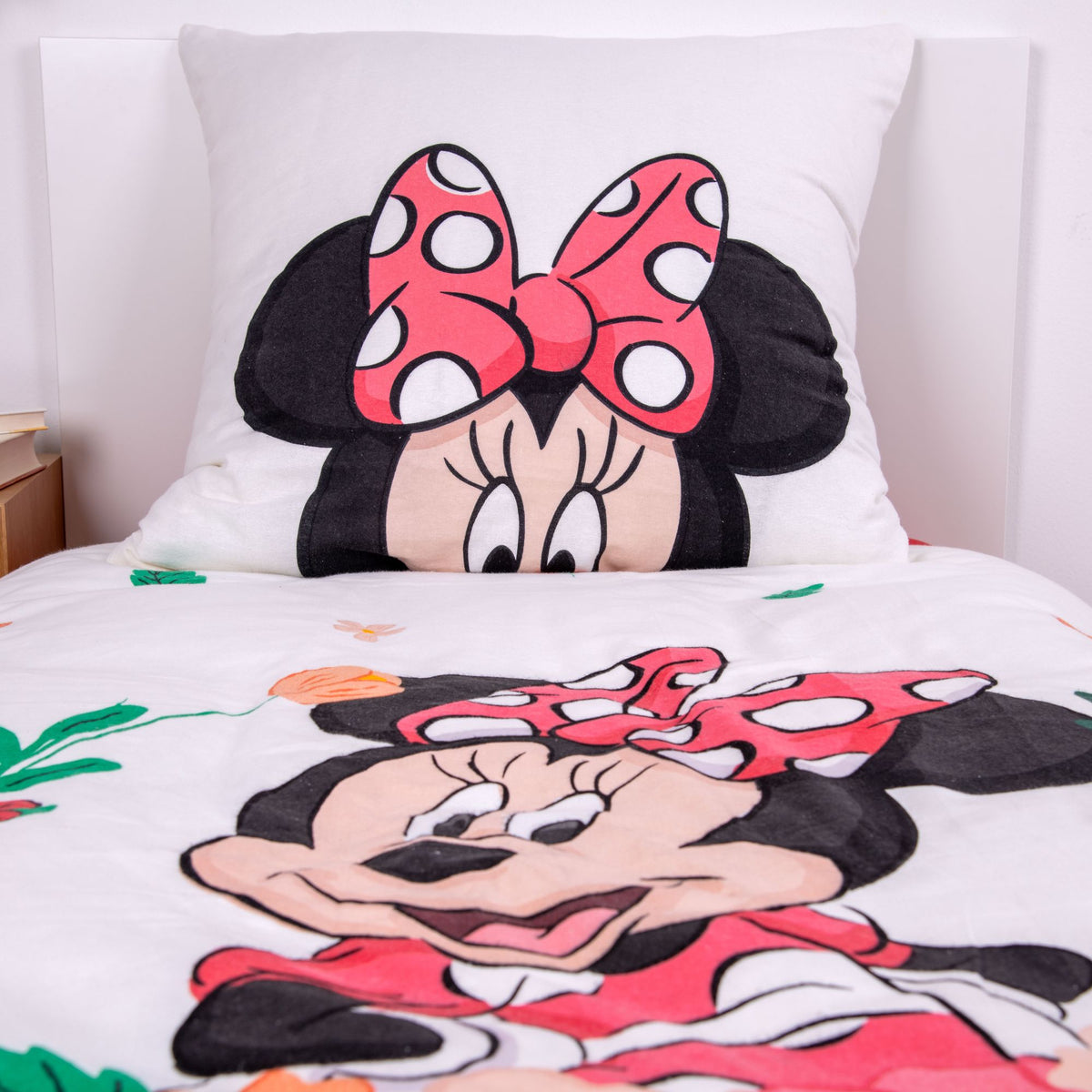 Nahaufnahme der Vorderseite vom Design von der Disney's Minnie Mouse Flanell-Bettwäsche 135x200 + 80x80 cm Baumwolle in einem Bett