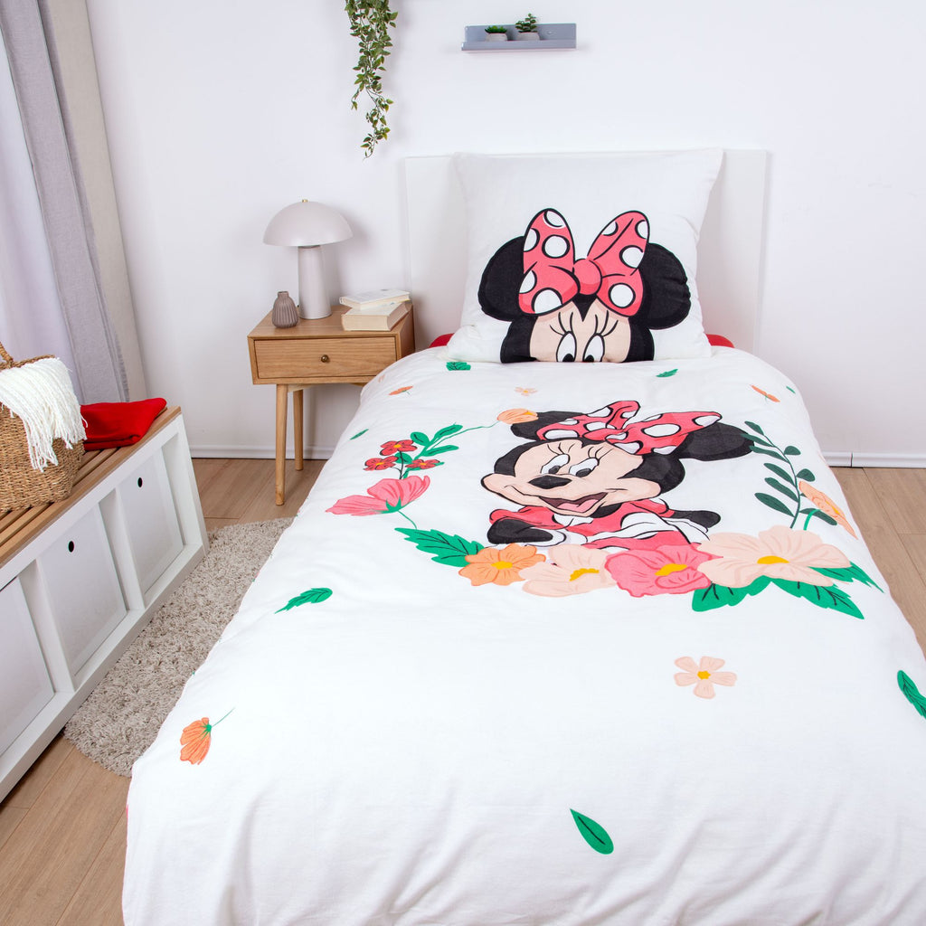 Ambiente Aufnahme der Vorderseite vom Design von der Disney's Minnie Mouse Flanell-Bettwäsche 135x200 + 80x80 cm Baumwolle in einem Bett