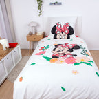 Ambiente Aufnahme der Vorderseite vom Design von der Disney's Minnie Mouse Flanell-Bettwäsche 135x200 + 80x80 cm Baumwolle in einem Bett
