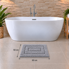Ambiente Aufnahme von der Badematte Badteppich Duschvorleger 50 x 60 cm Rechteckig Hellgrau vor einer Badewanne mit den Abmessungen